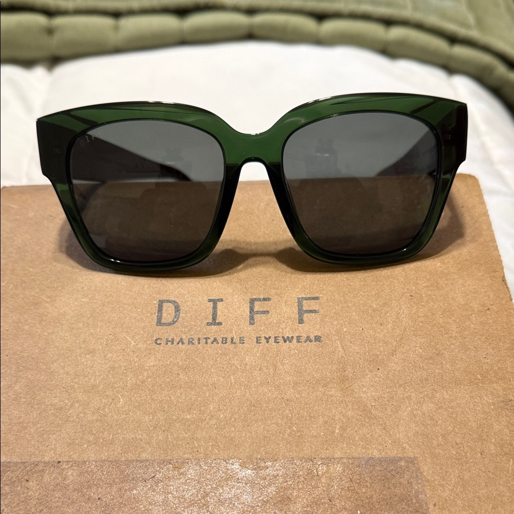 Diff Eyewear Dark Green Sunglasses
